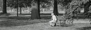 Mann sitzt im Hyde Park