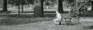 Mann sitzt im Hyde Park